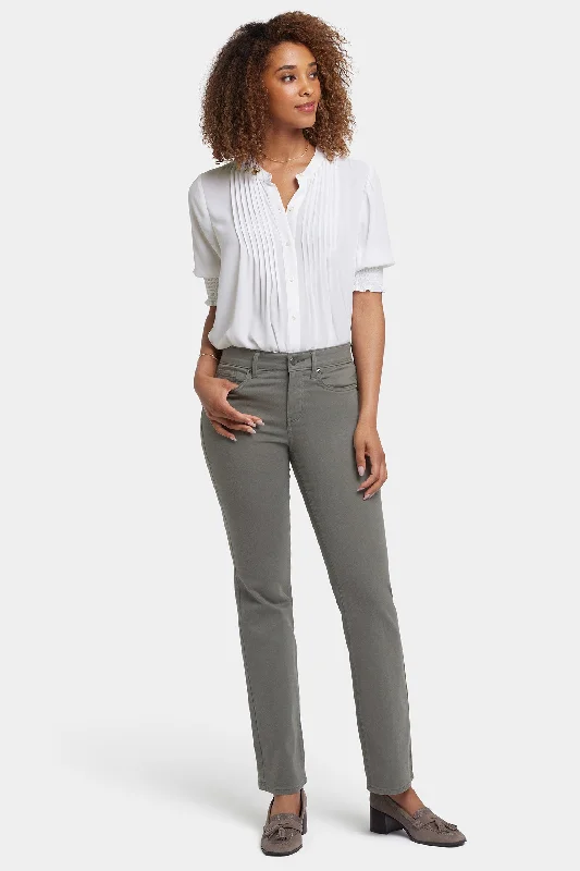 Minimalist Chic Marilyn Straight Jeans - Vine Leaf